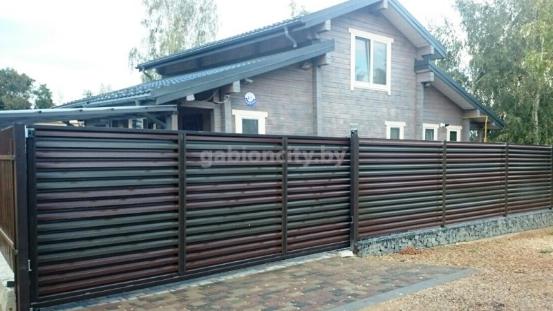 Двухцветные ворота: пример сочетания каркаса и полотна