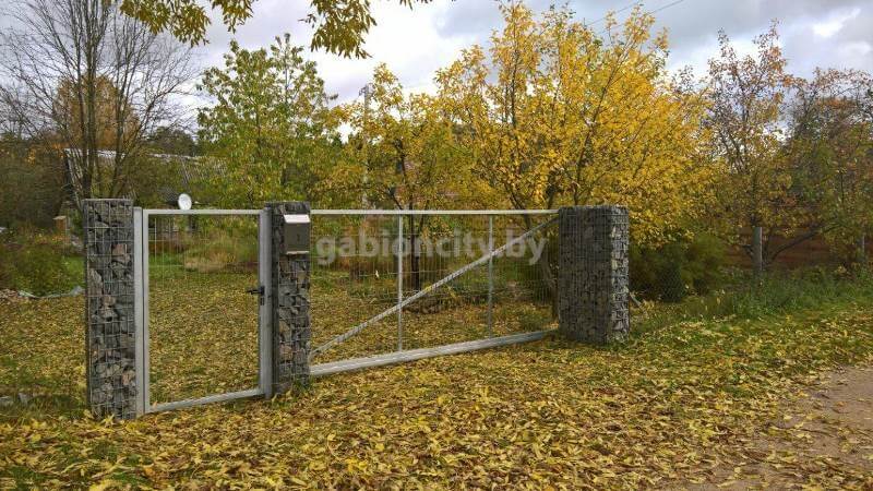 Откатные ворота на опорных столбах: пример установки