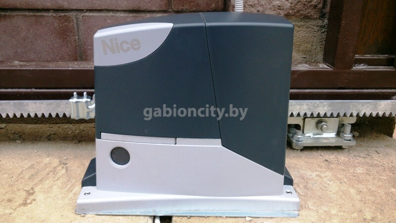 Автоматика для откатных ворот: пример установки