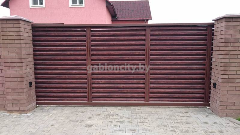 Откатные ворота с покрытием под дерево: пример