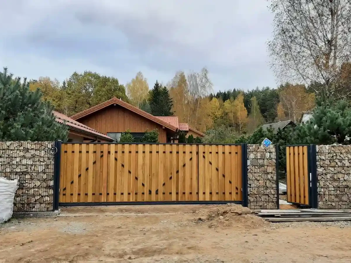 коричневый забор