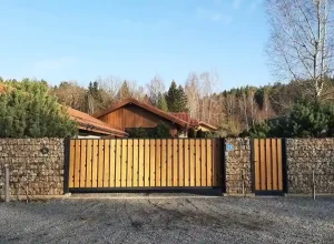 коричневый забор