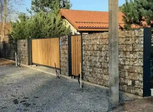 коричневый забор