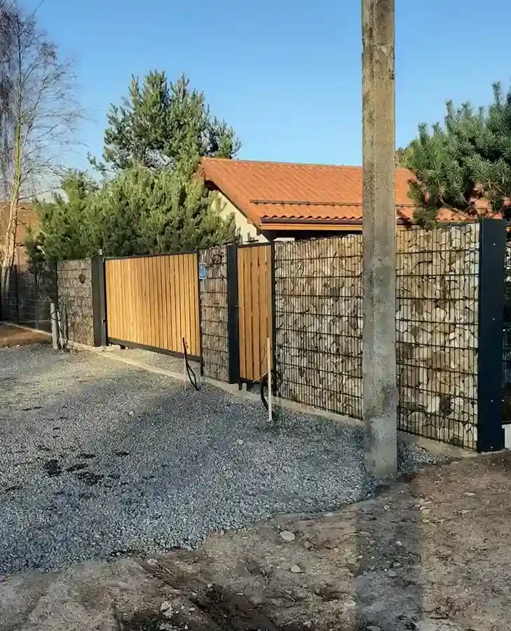 коричневый забор