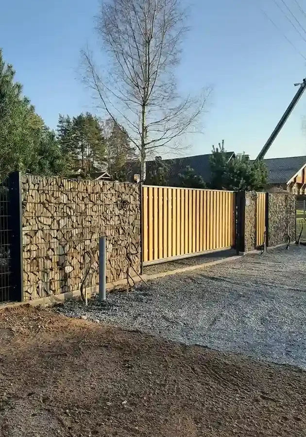 коричневый забор