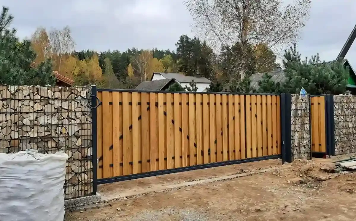 коричневый забор