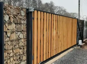 коричневый забор