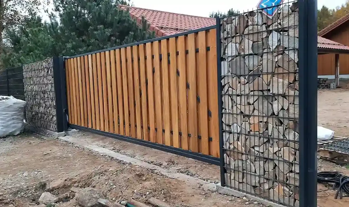 коричневый забор