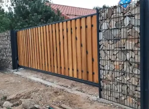 коричневый забор