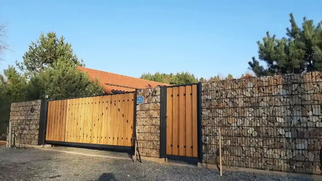 коричневый забор