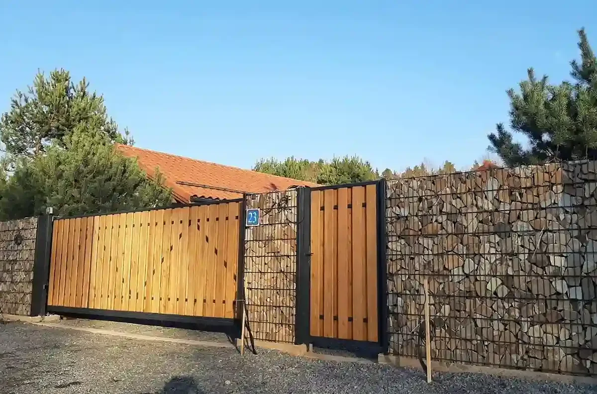 коричневый забор