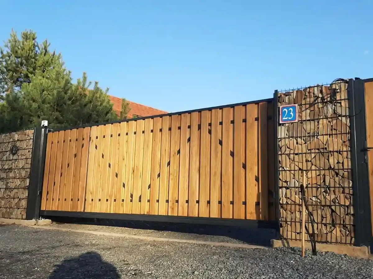 коричневый забор