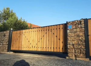 коричневый забор