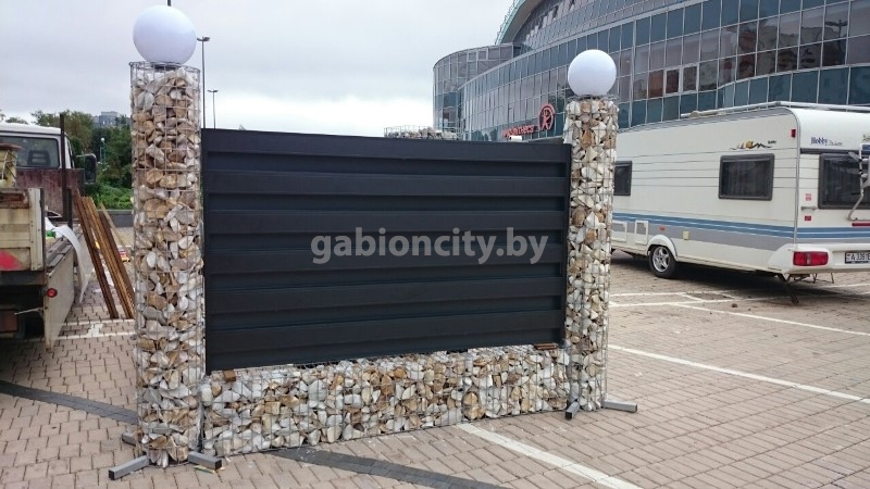 zabor-iz-shtaketnika-chernogo-tsveta-velyur